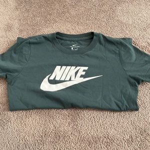 Super cute Nike green short sleeve T-shirt!